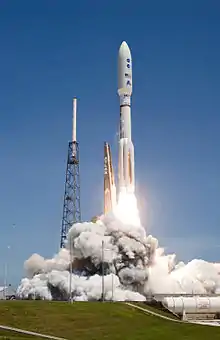 Vue du lancement de Juno par une fusée Atlas V 551.