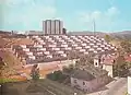 Le nouvel hôpital et maisons en terrasse.