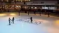 Atrium. Le premier étage comporte une patinoire intérieure.