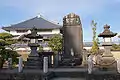 Devant le hōan-dō se trouvent des pierres tombales (jap : Atsuwarasanresshi-bohi) à la mémoire des martyrs d'Atsuwara, en l'honneur desquels Nichiren a décidé d'écrire le dai-gohonzon.