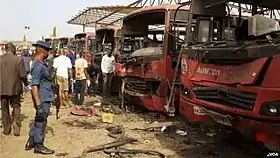 carcasses brûlées d'une demi-douzaine de bus
