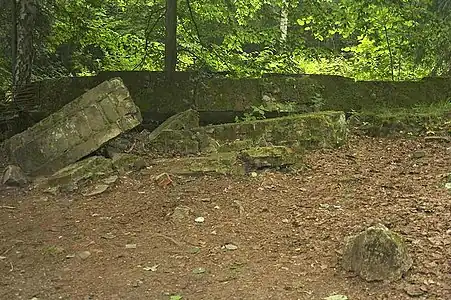 Restes du bâtiment où se trouvait la salle de conférence dans laquelle Hitler a été blessé dans l’attentat du 20 juillet 1944 (no 6 ci-dessus).