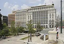 Photographie de l'hôtel Grande-Bretagne derrière la place Sýntagma à Athènes.