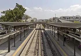 Les quais et les voies depuis la passerelle