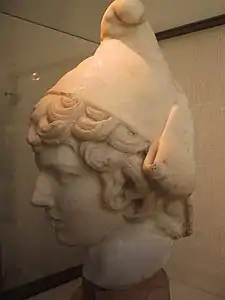 Attis enfant, coiffé d'un bonnet phrygien, buste en marbre de Paros, IIe siècle