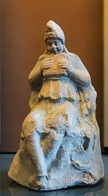 La căciulă dans l'Antiquité : ici Attis, terre cuite macédonienne, 200 av. notre ère, Musée du Louvre.