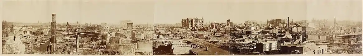 Vue panoramique sur le centre de Chicago totalement dévasté après le Grand incendie. C'est à partir de ses ruines que la ville renaîtra avec un nouveau plan d'urbanisme et une architecture ultra moderne.