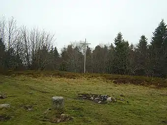 Croix et borne géodésique au sommet du puy de Montoncel