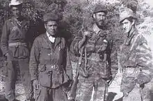 Quatre hommes dans un paysage de montagne