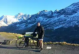 Cycliste et table d'orientation au col.