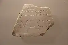 Fragment d'inscription latine avec quelques lettres du nom latin des Aulerques Cénomans.