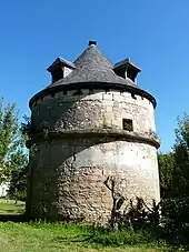 Le pigeonnier du château de Sauvebœuf.