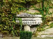 Vestiges d'une fontaine dans le bâtiment oriental de Sauvebœuf.