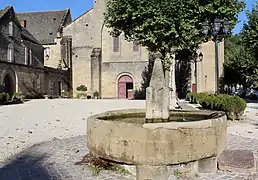 La fontaine de la place.