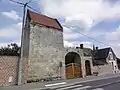 Porche de ferme avec tour.