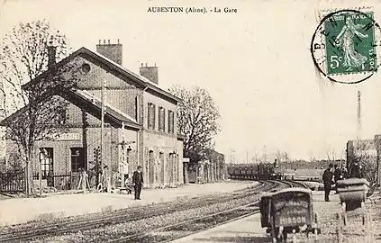 La gare d'Aubenton vers 1910 avec l'arrivée d'un train venant de Rumigny