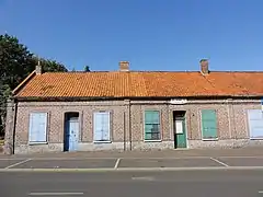 Des corons, près de la mairie.