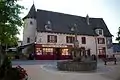 Auberge de la Tour, place de la Fontaine.