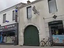 Porche et maison, rue Carnot, ancienne auberge où coucha Louis XIII le 14 avril 1622 avant la bataille de Riez.