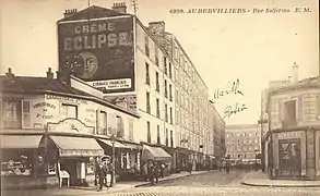 Rue Solférino, vue de la rue Henri-Barbusse. Les deux grands immeubles de gauche sont toujours présents.