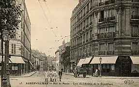 Rue de Pantin, au coin de l'avenue de la République.