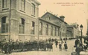 Les écoles de la rue du Vivier, ancien nom de la rue Henri-Barbusse.