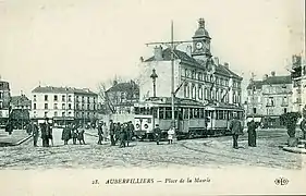 La commune était autrefois desservie par de nombreuses lignes de tramwayOn voit ici le terminus de la ligne AR (Aubervilliers - République) des TPDS...