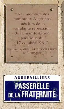 Une plaque commémorative indiquant à la mémoire des nombreux Algériens tués lors de la sanglante répression de la manifestation pacifique du 17 octobre 1961, passerelle de la Fraternité à Aubervilliers