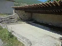 Lavoir ancien au hameau du Forest.