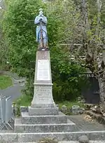 Poilu au repos (monument aux morts)« Monument aux morts de 1914-1918 à Aubrac », sur À nos grands hommes