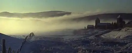 Brume matinale sur un paysage enneigé de l'Aubrac, en novembre 1979.