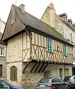 Maison à pans de bois et encorbellement