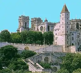 L'escalier monumental, la cathédrale et la tour d'Armagnac à Auch.