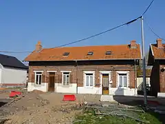 Des habitations groupées par deux.