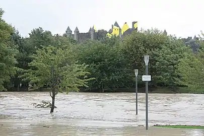 15 octobre 2018, 9h31 - Carcassonne,  les berges du quai Bellevue sont sous l'eau.