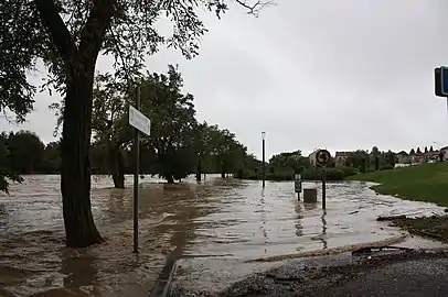 15 octobre 2018, 9h34 - Carcassonne,  les berges du quai Bellevue sont sous l'eau.