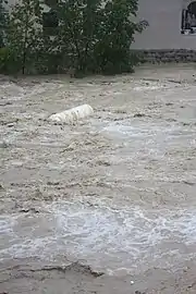 Des débris sont charriés (cumulus).