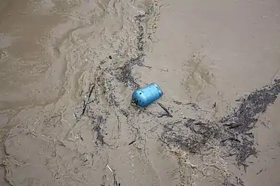 Carcassonne, une bouteille de gaz échouée.