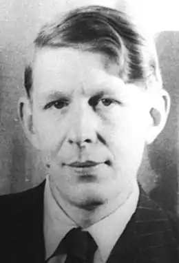 W. H. Auden, qui y trouve « le mythe de la chute de l'homme revisité ».