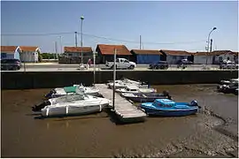 Le port à marée basse.