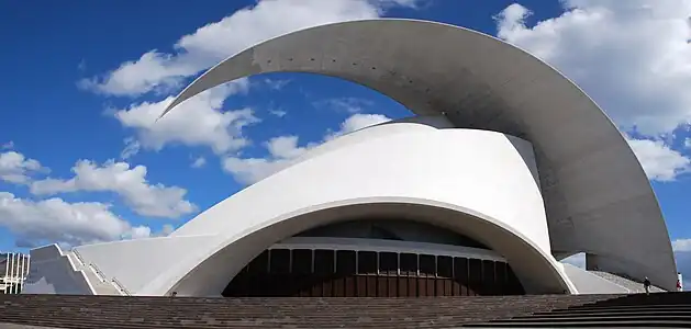 L'Auditorium de Tenerife, à Santa Cruz de Tenerife (par Santiago Calatrava Valls, 2003).