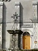 Croix devant le portail de l'église.