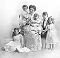 Augusta Crichton-Stuart et ses enfants.