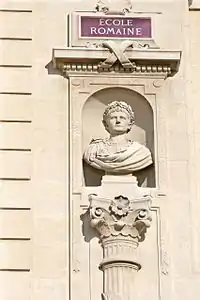 Buste d'Auguste, Marseille, façade du palais des Arts.