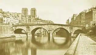 Le pont Saint-Michel de 1616 débarrassé de ses maisons depuis 1807, photographié en 1857.