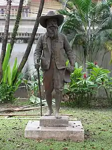 Statue de Pavie à l'ambassade de France à Vientiane.