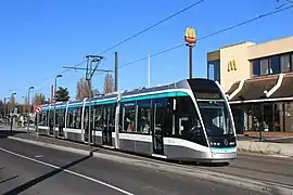 Le tramway T7 à la station Auguste Perret - Cimetière Parisien.