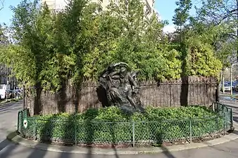 Statue d'Auguste Rodin située à l'angle avec l'avenue Victor-Hugo : Victor Hugo et les Muses (1909) ; elle est inaugurée en 1964. Une autre version se trouve au musée Rodin,.