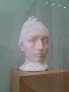 Tête de Camille Claudel au bonnet, pâte de verre, en collaboration avec Jean Cros. Paris, musée Rodin.