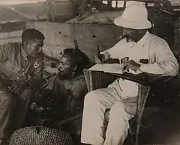 Photo en noir et blanc d'Augustin Kraemer lors d'un voyage en Nouvelle-Guinée, en 1909.